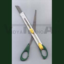 SCISSOR WITH CUTTER